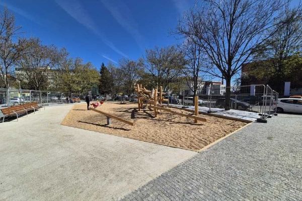 Parčík u FN Královské Vinohrady prošel proměnou, přibylo hřiště i šachový stůl