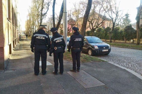 Plzeň dá další peníze do bezpečí. Osm asistentů bude v ulicích mírnit konflikty