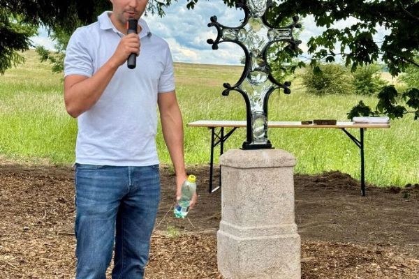 Plzeňští archeologové vrátili jména poválečným obětem. Hrob má po 80 letech důstojnou připomínku