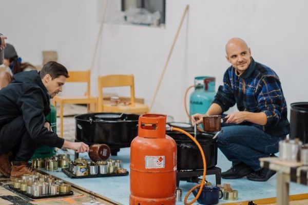 Plzeňští skauti vyrábí z plechovek svíčky pro Ukrajinu, hoří dlouhé hodiny