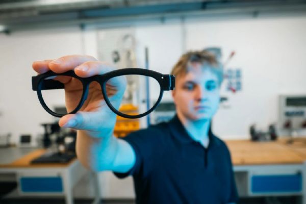 Plzeňští studenti uspěly na festivalu AI Global Impact s brýlemi pro nevidomé