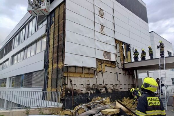 Požár budovy Národního onkologického centra v Motole. Evakuováno bylo 14 lidí, škoda je 20 milionů korun