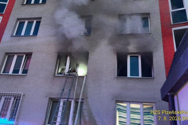 Požár bytu v Domažlické v Plzni vyhnal 22 lidí. Devět v maskách, škoda přes milion