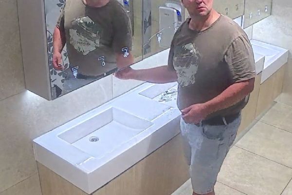 Poznáte muže z Anděla? Po úderu pěstí rozbil zrcadlo na toaletě, policie zveřejnila záběry