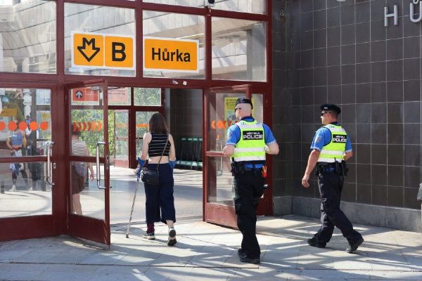 Praha 13 posílila dohled u metra B. Hlídky reagují na dlouhodobé stížnosti z okolí stanic