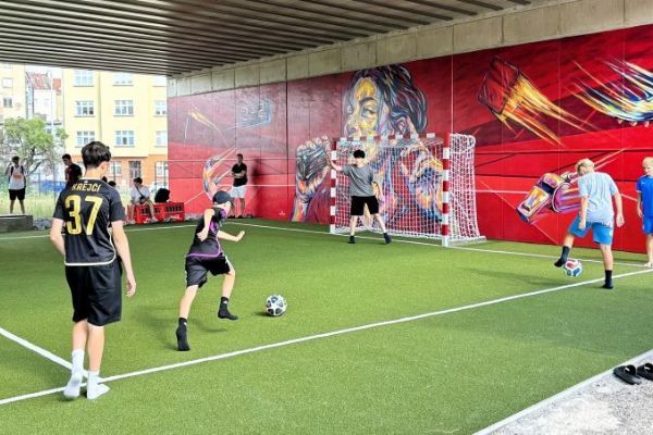 Praha 7 otevřela pod Negrelliho viaduktem nové bezplatné sportovní hřiště s brazilskou atmosférou a muralem