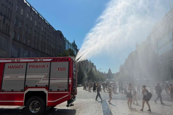 Praha čelí tropickým teplotám, dobrovolní hasiči z Prahy 1 ochlazují rozpálené ulice i Výstaviště