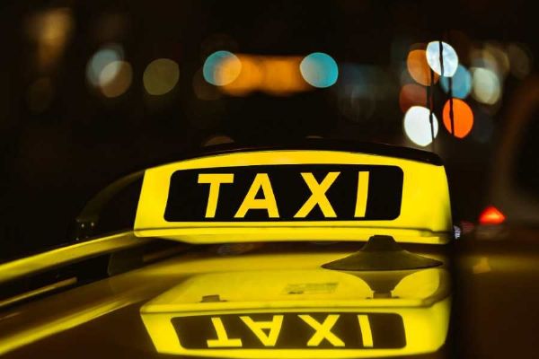 Praha zpřísňuje pravidla pro zahraniční a alternativní taxikáře, po roce 2029 jen elektromobily