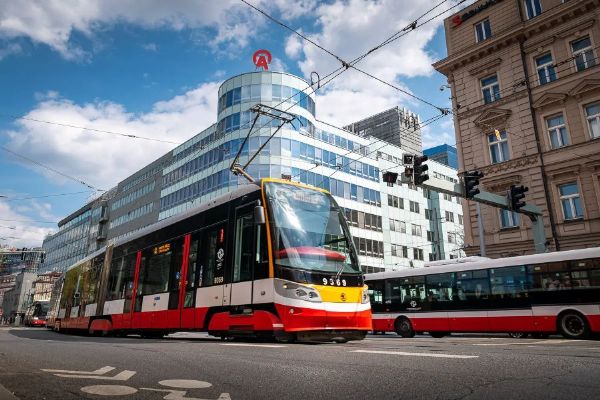 Pražská MHD přechází na letní provoz. Cestující čekají výluky metra, tramvají i železnice