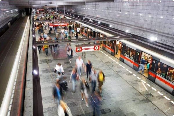 Pražská MHD získává vysoké hodnocení, přetížení ve špičkách zůstává výzvou