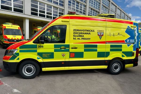 Pražská záchranka pokračuje v obměně sanitek. Převzala dalších 25 kompaktních Crafterů