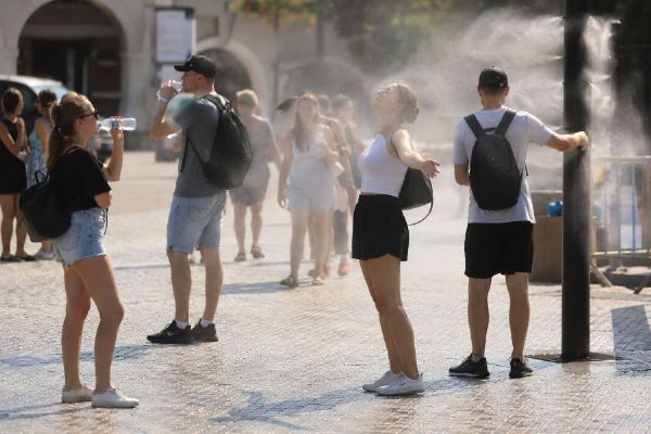 Pražské nemocnice kvůli tropickým vedrům ošetřují více pacientů. Přibývá případů přehřátí i dehydratace