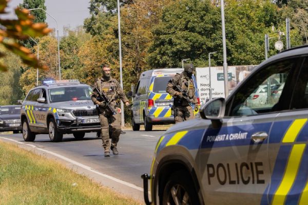 Přes 70 policistů zasahovalo ve Stříbře. Cvičili útok ozbrojenců na úřad práce