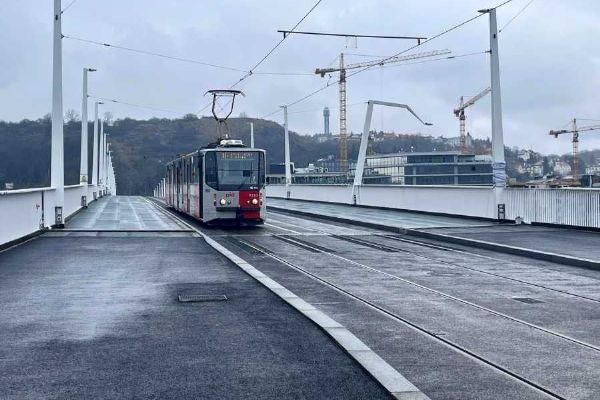 První tramvaj projela přes nový Dvorecký most