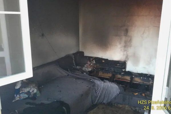 Ranní požár bytu v Rozvadově vyhnal z domu 13 lidí. Rodina přišla o bydlení