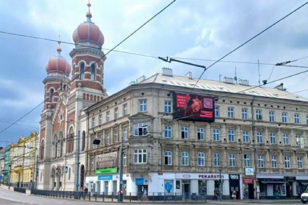 Reklamní plachty v Plzni zmizely na poslední chvíli. Od července hrozí za vizuální smog milionové pokuty