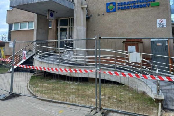 Rekonstrukce horkovodu ve Žďáru ztěžuje přístup k poliklinice
