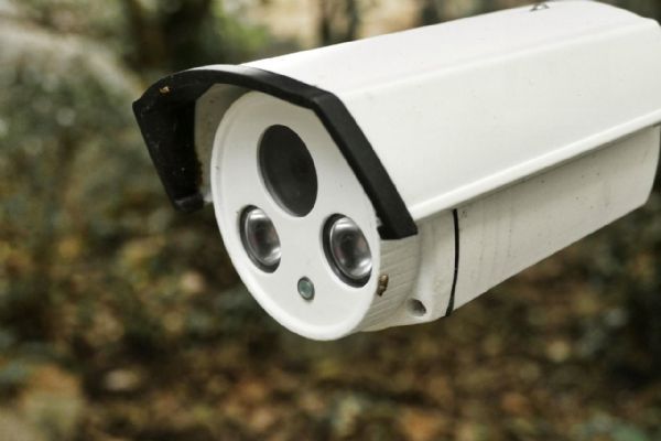 Řidič s dluhem 191 tisíc na pokutách přišel o značky na D5