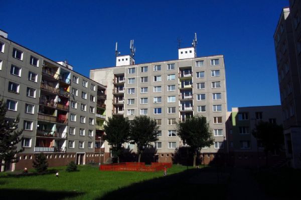 Smrtelný pád z okna v Sušici: nehoda či sebevražda?