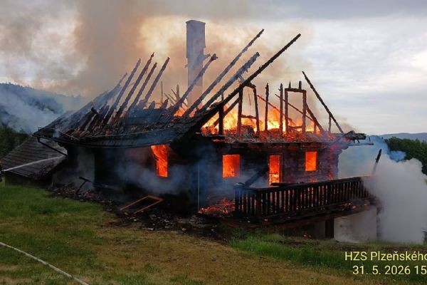 Sobotní vichřice na Šumavě zřejmě způsobila i požár srubu, hasičům komplikovala zásah