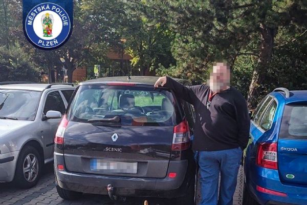 Strážníci si všimli auta odjíždějícího z místa pro invalidy. Řidič nadýchal přes 1,4 promile