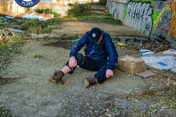 Strážníci zachránili podchlazeného muže pod mostem u řeky