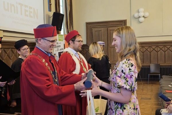 Středoškoláci si v Plzni vyzkoušeli univerzitu nanečisto. Pilotní UniTEEN zakončili diplomy