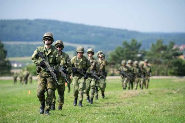 Středoškoláci vstupují do vojenského výcviku ve Vícenicích