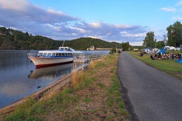 Sucho ukončilo plavby na Hracholuskách. Legendární loď musí předčasně z vody