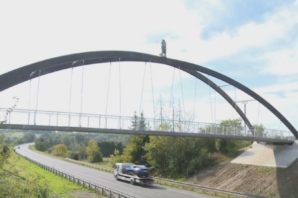 Svatojakubská lávka terčem kontroverzí - socha musí pryč