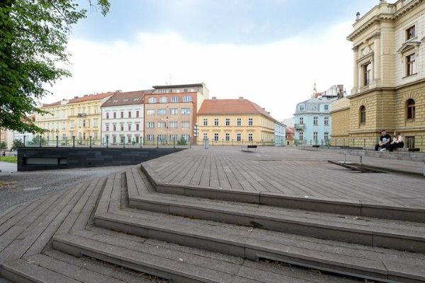Terasy u Velkého divadla v Plzni čeká oprava za sedm milionů. Dřevoplast nahradí betonová dlažba