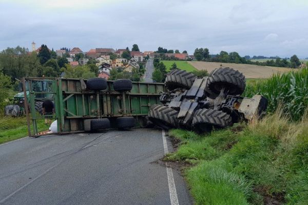 Traktor zablokoval silnici