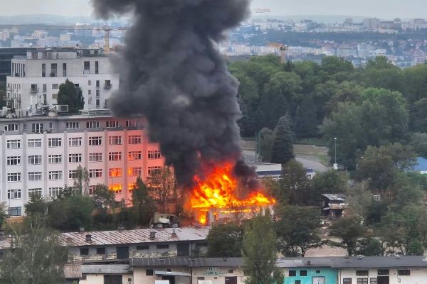 U Nákladového nádraží Žižkov znovu hořelo. Požár zasáhl garáž se zaparkovanými auty