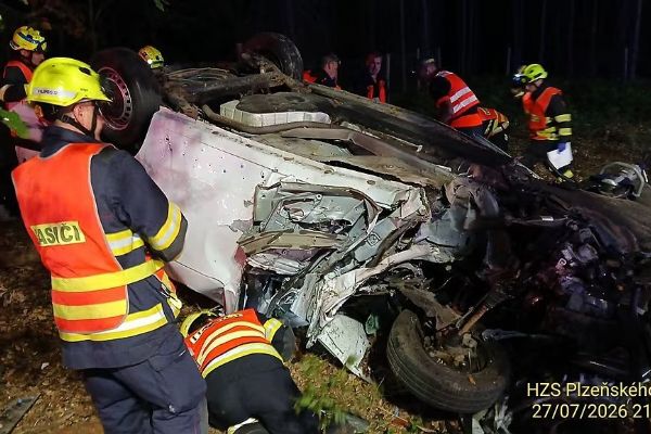 U Nebílovského Borku auto sjelo ze silnice a narazilo do pařezu. Řidič 28 let těžce zraněn