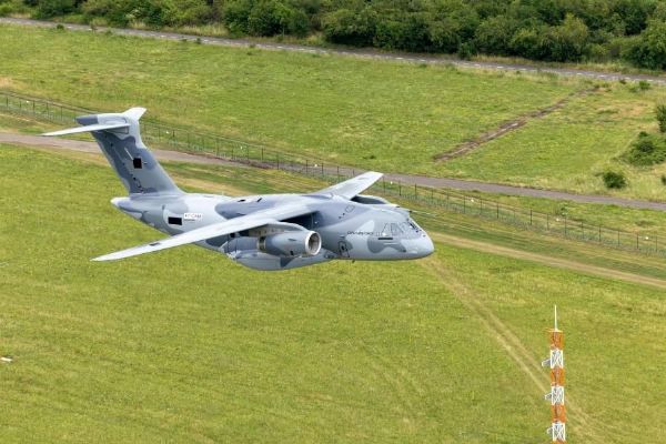 V Praze přistál první vojenský transportní letoun Embraer C-390 Millennium, rozšíří možnosti armády při přepravě i záchranných misích
