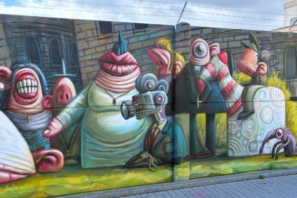 V Ruzyni vznikl největší mural v Česku. Na stěně dlouhé 700 metrů pracovalo 30 umělců z Česka i zahraničí