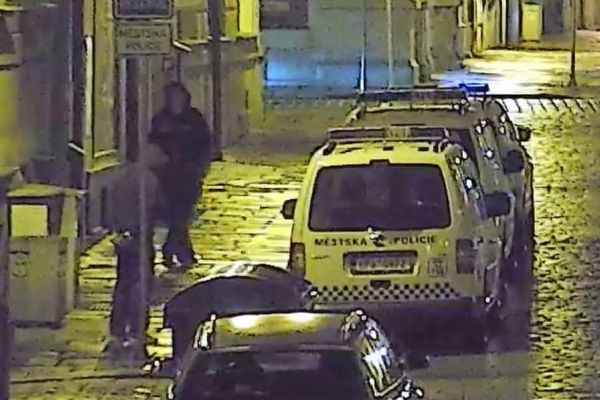 Vandalové posprejovali služební auto policie přímo před služebnou. Zachytily je kamery