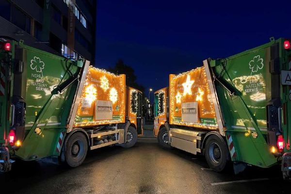 Vánočně nasvícené popelářské vozy a tramvaje dotvoří adventní atmosféru v Praze