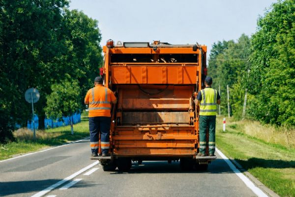 Za znásilňování kolegy dostal rok. Po sedmi měsících je řidič popelářského vozu na svobodě