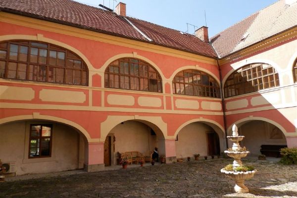 Zámek v Lešanech poprvé otevřel secesní expozici, návštěvníky láká i výstava světových záhad