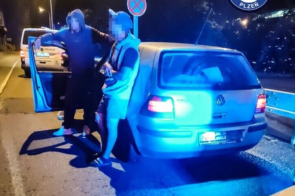 Auto bez značek, řidič bez řidičáku. Strážníci v Plzni řešili noční jízdu
