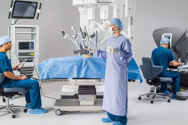 Bulovka má nový unikátní robotický sál Da Vinci