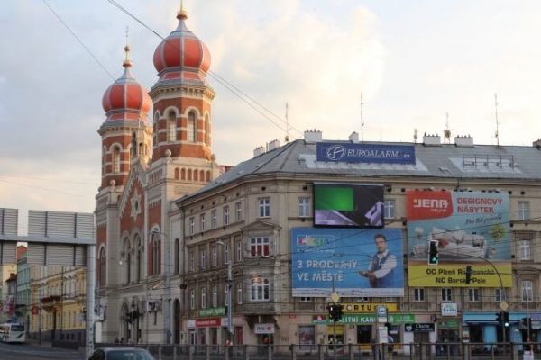 Centrum Plzně se zbavuje reklamních plachet. Na odstranění zbývají poslední dny