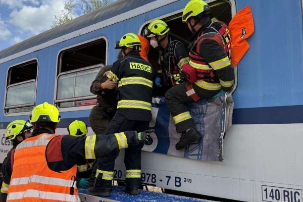 Cvičení železniční nehody prověřilo ve Svitavách připravenost složek IZS