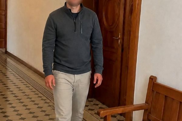 Děsivé týrání v Plzni řeší soud. Muž měl partnerku škrtit a topit v koupelně
