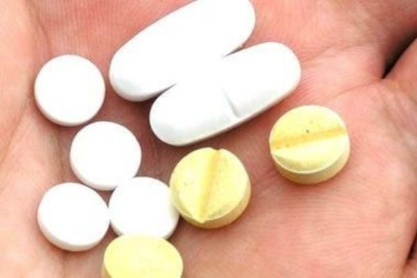 Dívka se pokusila o sebevraždu na školních toaletách, odvezl ji vrtulník