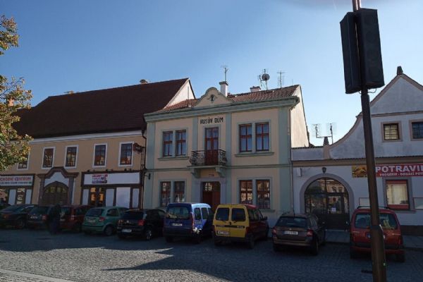 Dobřany přemění Husův dům na 11 městských bytů