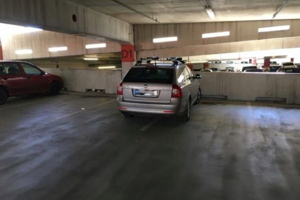 Mladý pár přespal v ukradené škodovce, ráno je dopadli policisté