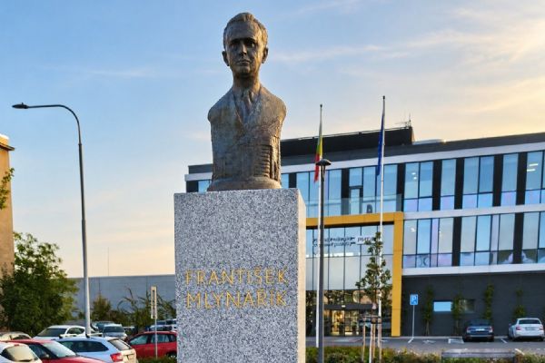 František Mlynařík změnil dopravu v Plzni. Muže, který přivedl trolejbusy, připomíná nový památník