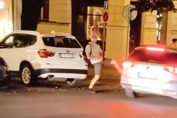 GIBS prověřuje poškození vozidel v Pařížské ulici. Hledá další svědky i majitele aut